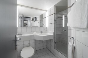 Combined shower/bathtub, deep-soaking bathtub, hair dryer, bathrobes - Boutique Hotel Stockalperhof (Brig)