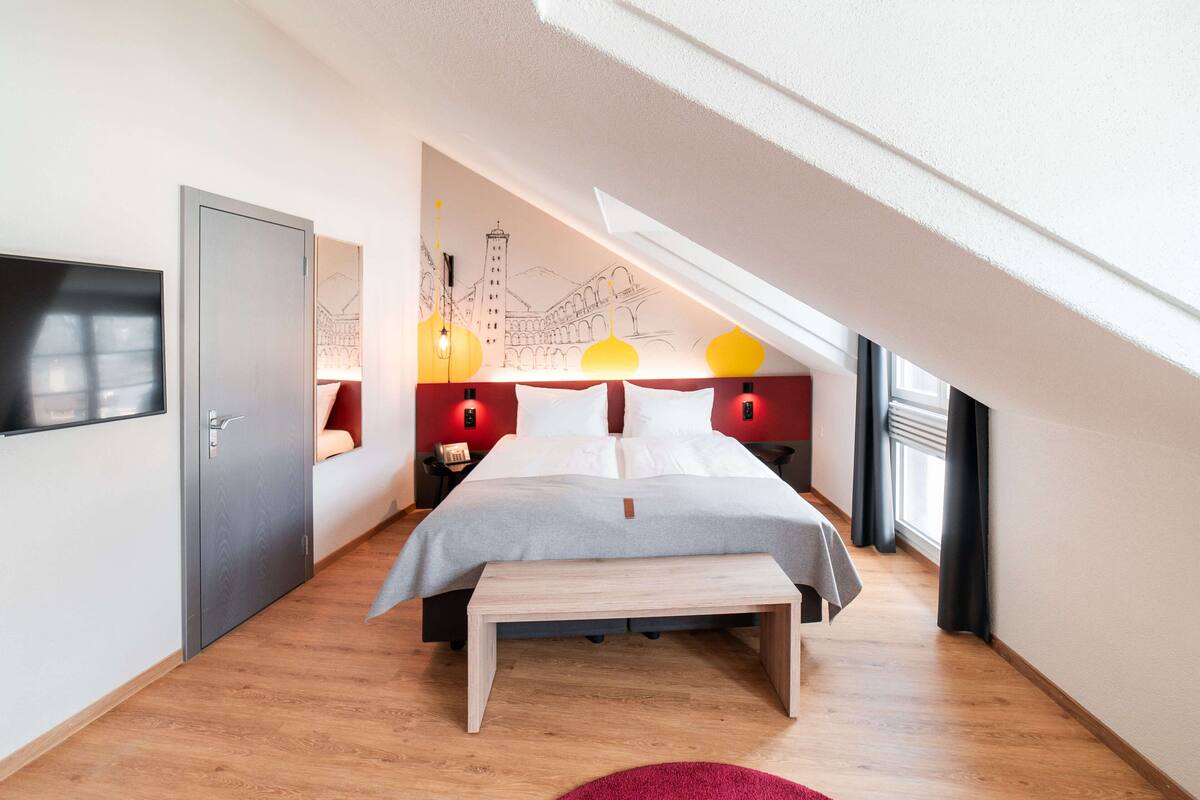 1 bedroom, desk, soundproofing, free wifi