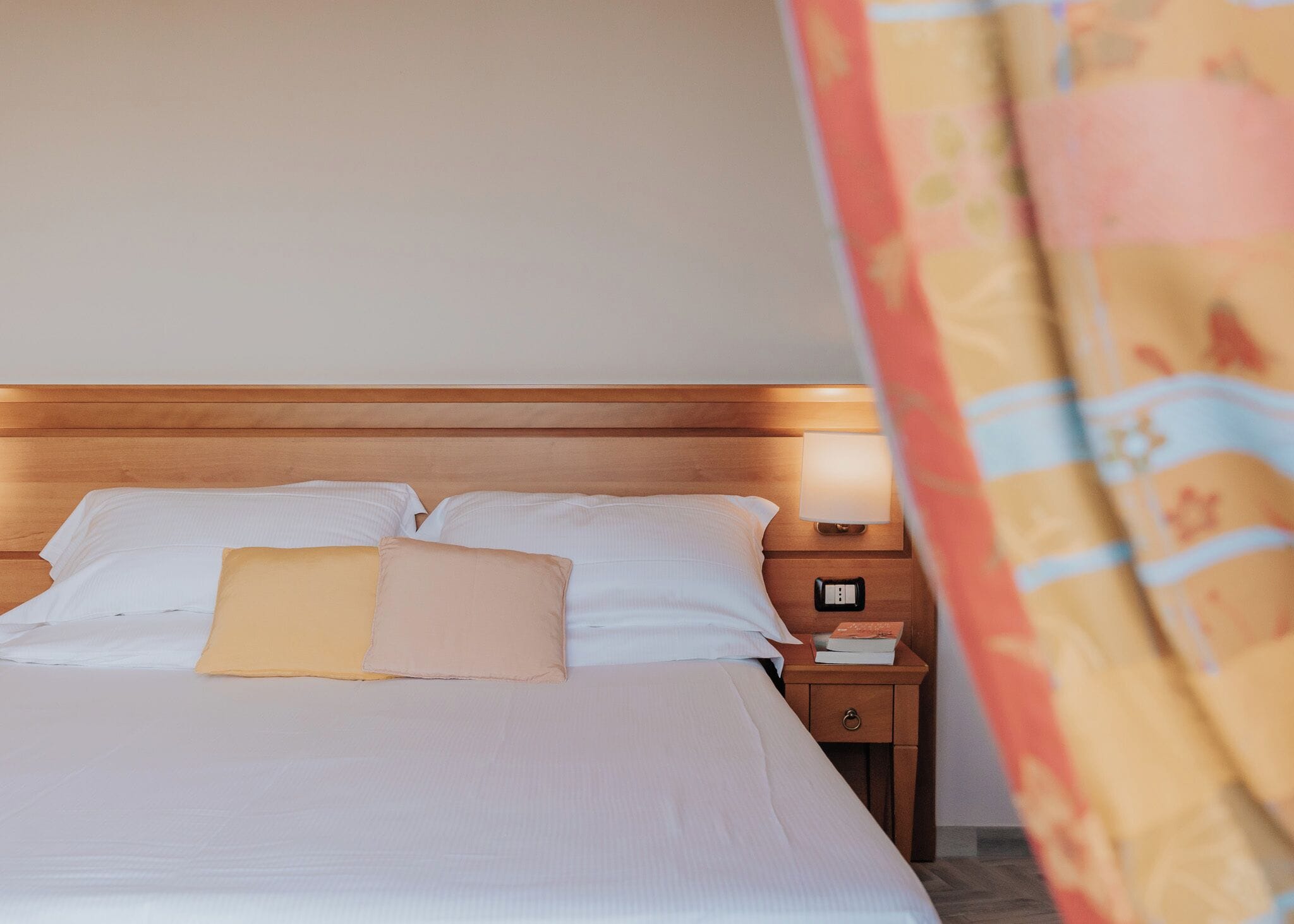 deluxe double or twin room | 1 bedroom, minibar, in-room safe, desk