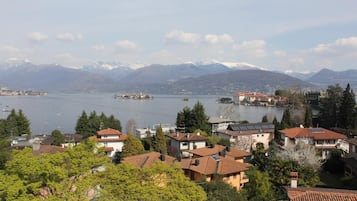 Zona residencial a orillas del lago con casas, vista al lago y montañas al fondo.