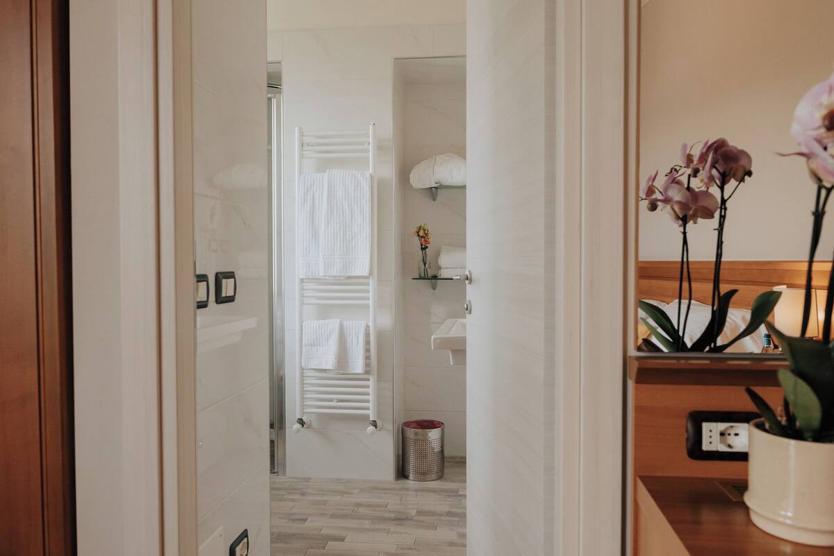 comfort double or twin room | bathroom | free toiletries, hair dryer, bidet, towels