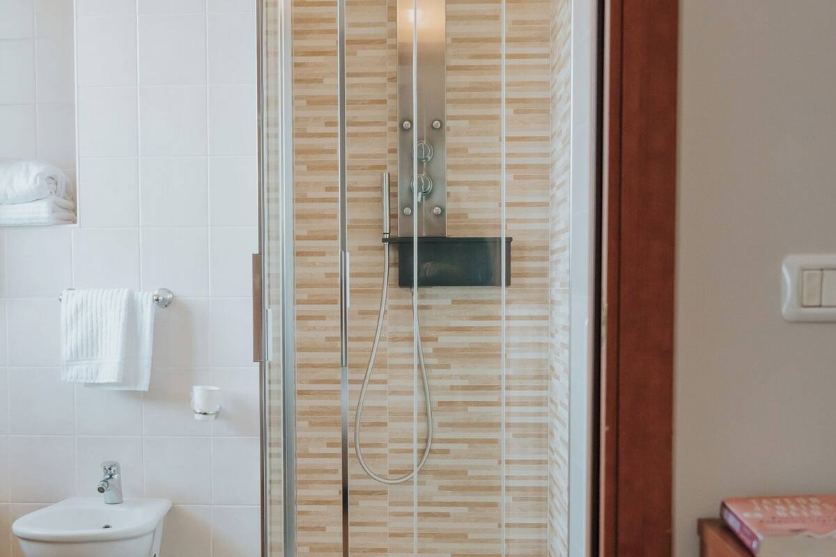 deluxe double or twin room | bathroom | free toiletries, hair dryer, bidet, towels