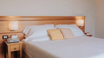 Deluxe Double or Twin Room | 1 bedroom, minibar, in-room safe, desk