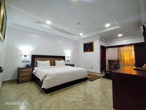 Phòng Executive | Két bảo mật tại phòng, bàn, phòng cách âm 