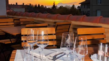 Se sirven comidas, cenas y cocina regional