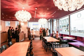 供應午餐和晚餐,地區料理