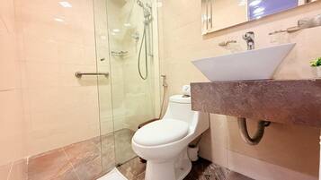 Shower, rainfall showerhead, free toiletries, towels