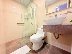 Shower, rainfall showerhead, free toiletries, towels