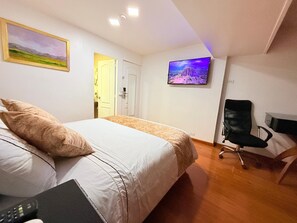 Comfort Double Room | Minibar, in-room safe, individually decorated, desk - Hotel Veler (Medellín)