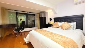 A hotel room with a large bed, a desk, and a chair. - Hotel Veler (Medellín)
