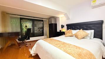 Comfort Double Room | Bathroom | Shower, rainfall showerhead, free toiletries, towels