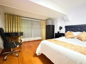 Comfort Double Room | Minibar, in-room safe, individually decorated, desk - Hotel Veler (Medellín)