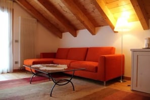 Suite, 1 King Bed, Jetted Tub, Mountain View | Living area | 26-inch flat-screen TV with satellite channels, TV - Albergo Edelweiss (Crodo)