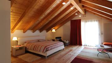 Suite - 1 kingsize-seng - boblebad - bjergudsigt | Pengeskab på værelset, skrivebord, lydisolering, gratis Wi-Fi