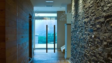 Salas de tratamiento para parejas, sauna y tina de hidromasaje