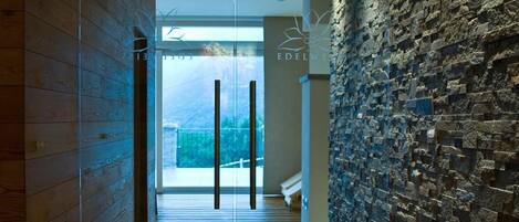 Couples treatment rooms, sauna, spa tub, steam room, Turkish bath