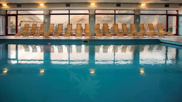 Piscina coperta, lettini