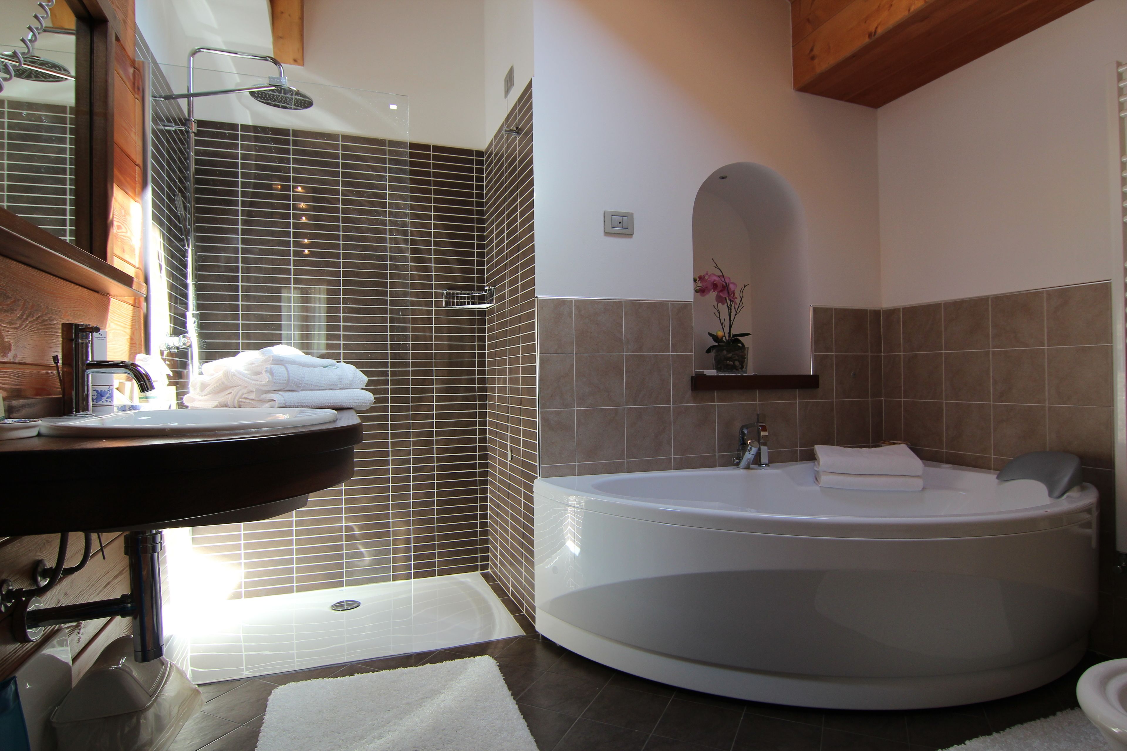 Suite, 1 letto king, idromassaggio, vista montagna | Bagno | Set di cortesia gratuito, asciugacapelli, asciugamani