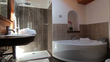 Suite, 1 trĂšs grand lit, bain Ă remous, vue montagne | Salle de bain