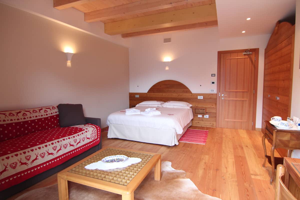 In-room safe, desk, soundproofing, free WiFi