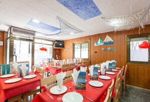 Petit déjeuner, déjeuner et dîner servis sur place