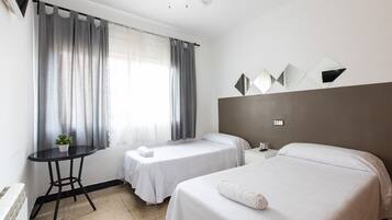 Eenvoudige Twin kamer, gedeelde badkamer | Een bureau, gratis wifi, beddengoed