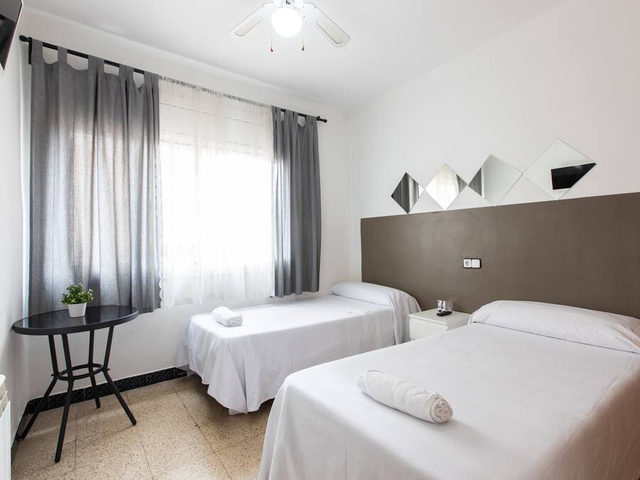 Kahden hengen perushuone (kaksi sänkyä), jaettu kylpyhuone | Työpöytä, ilmainen Wi-Fi, vuodevaatteet