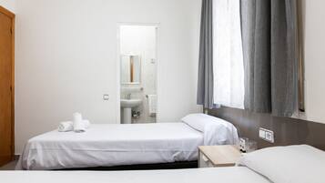 Eenvoudige Twin kamer, en-suite badkamer | Een bureau, gratis wifi, beddengoed