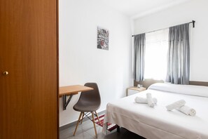 Desk, free WiFi, bed sheets - Pensión Galicia (Canovelles)