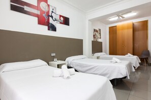 トリプルルーム 共用バスルーム | デスク、WiFi (無料)、ベッドシーツ