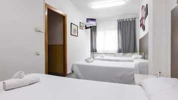 Habitación triple, baño compartido | Escritorio, wifi gratis, ropa de cama