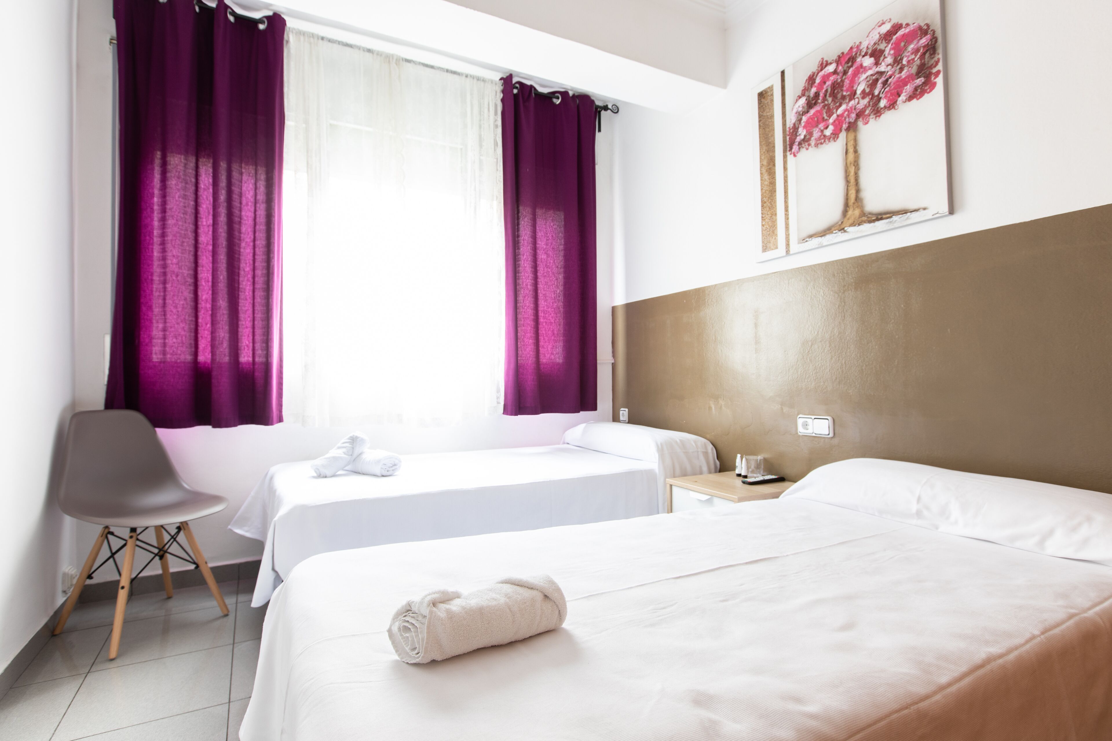 Phòng 2 giường đơn cơ bản, phòng tắm dùng chung | Bàn, truy cập Internet không dây miễn phí, bộ trải giường 