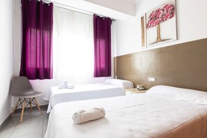 Chambre avec lits jumeaux, salle de bains commune