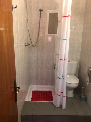 Shower, free toiletries, towels