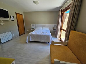 Apartment, Mehrere Betten | Minibar, Schreibtisch, kostenloses WLAN, Bettwäsche