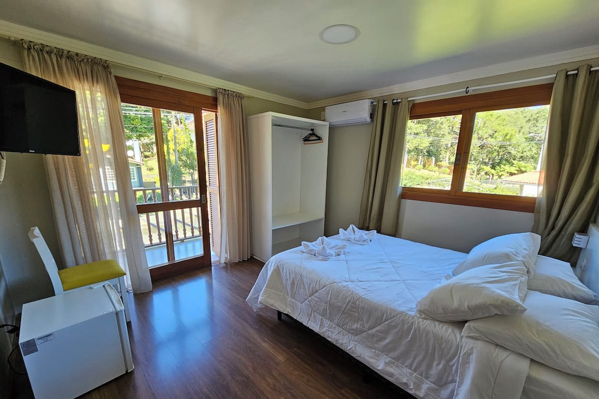 Apartment, 1 Double Bed | Minibar, desk, free WiFi, bed sheets