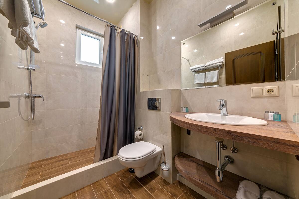 Douche, articles de toilette (gratuits), séchoir à cheveux, peignoirs