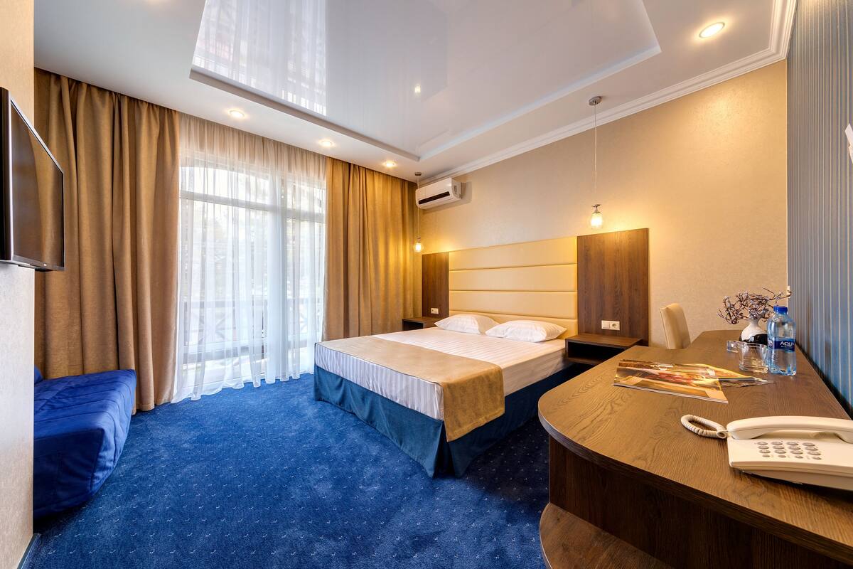 Chambre supérieure double | Coffre-fort, bureau, fer et planche à repasser, accÚs au Wi-Fi (inclus)