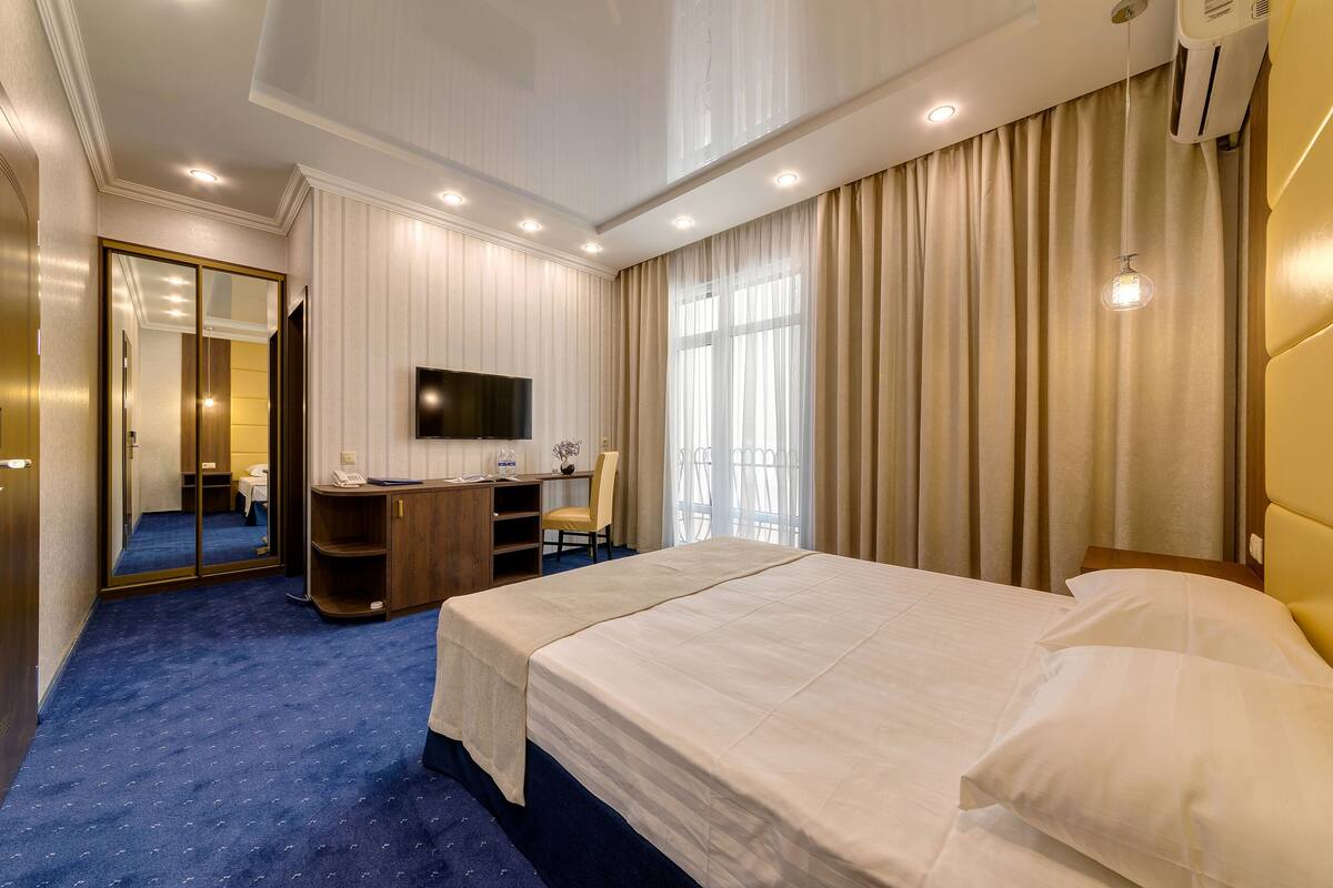 Chambre Standard double | Coffre-fort, bureau, fer et planche Ă  repasser, accĂšs au Wi-Fi (inclus)