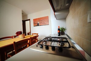 Refrigerador, placa de cocina, utensilios de cocina