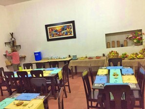 Tägliches inbegriffenes kontinentales Frühstück
