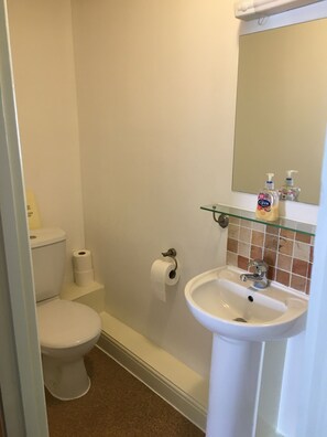Zweibettzimmer, 2 Einzelbetten, Nichtraucher | Badezimmer | Dusche, kostenlose Toilettenartikel, Handtücher