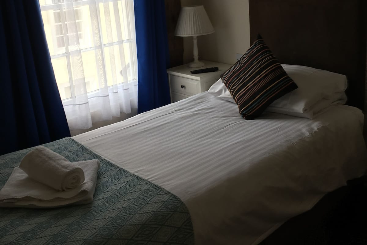 Single Room, 1 Twin Bed, Non Smoking | Desk, iron/ironing board, free WiFi, bed sheets