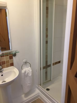 Single Room, 1 Single Bed, Non Smoking | Bathroom | Shower, free toiletries, towels - The Chequers (Royston)