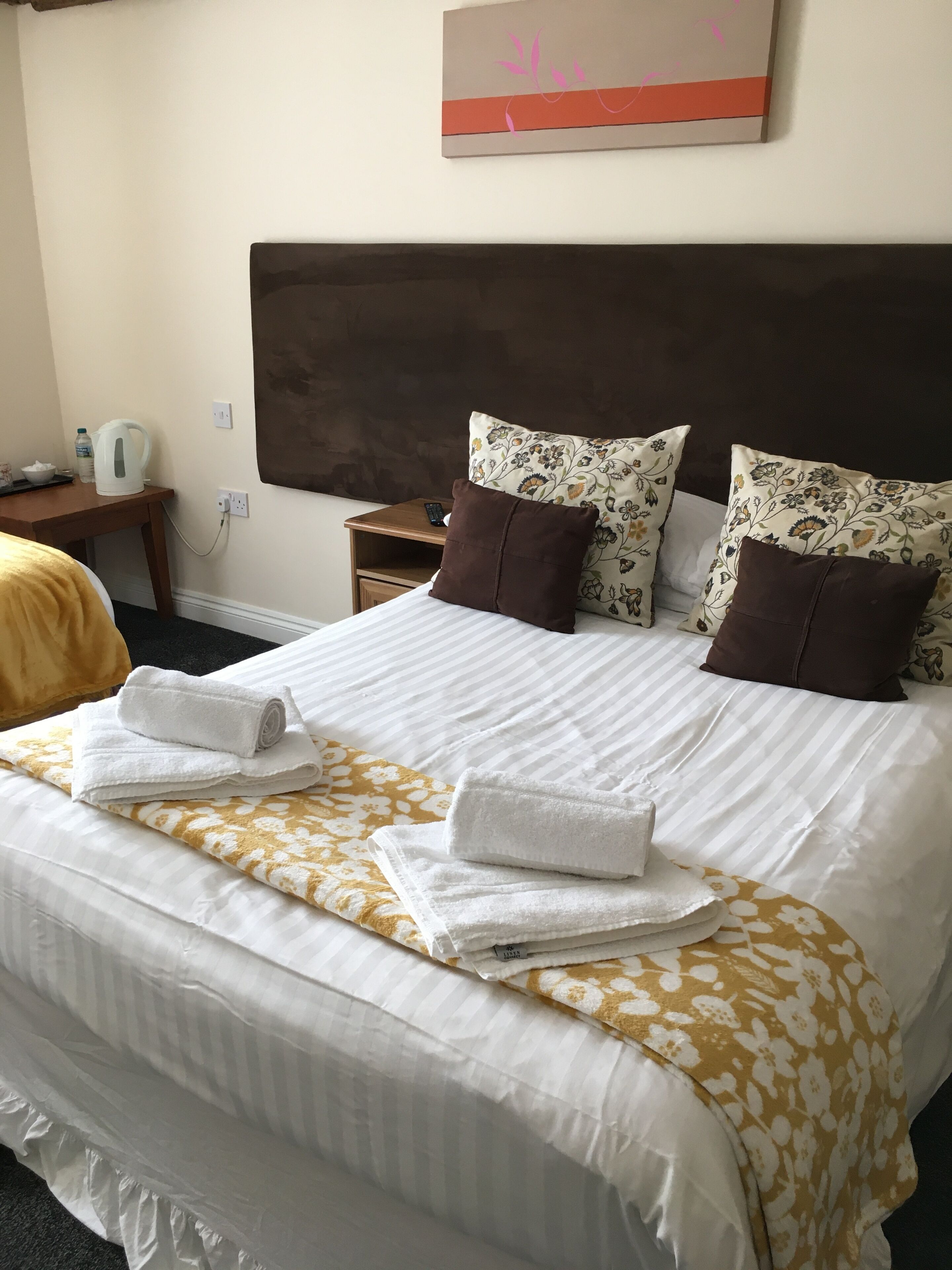 Twin Room, 2 Twin Beds, Non Smoking | Desk, iron/ironing board, free WiFi, bed sheets