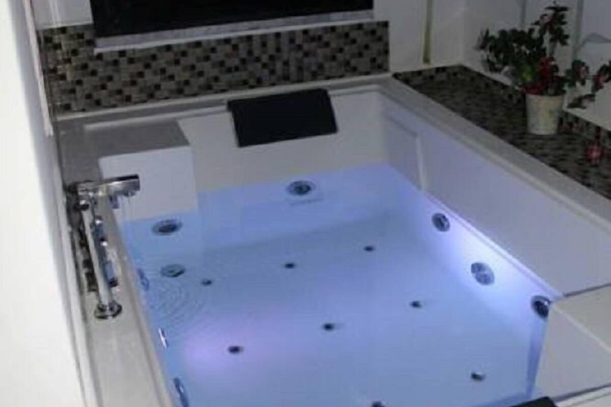 Jetted bathtub