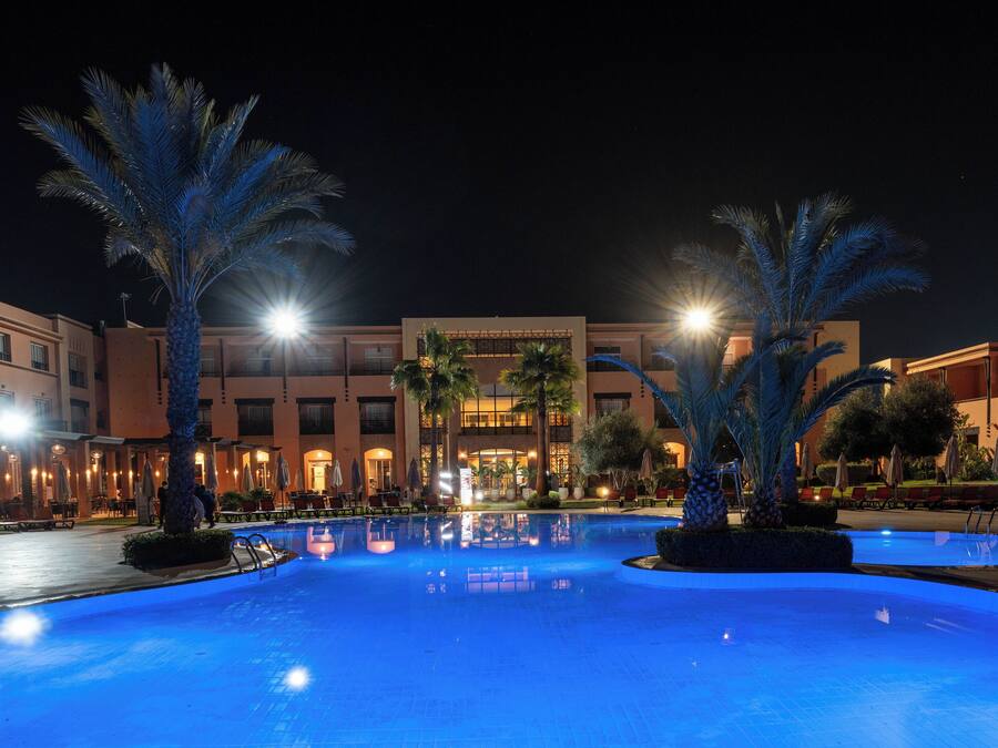 3 kolam renang terbuka, payung kolam, kerusi lepak pantai