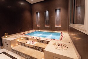 Indoor spa tub