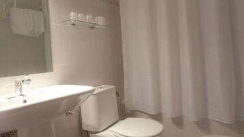 Gratis toiletartikelen, een haardroger, handdoeken