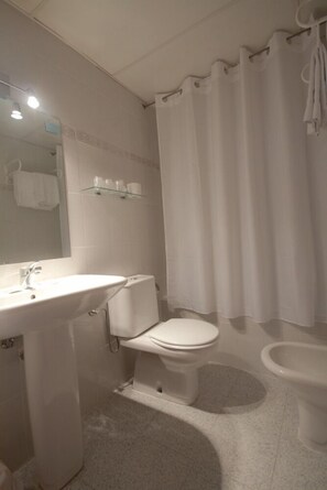 Toalettartikler (inkludert), hårføner og håndklær